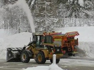 Heavy snow creates chaos in Austria
