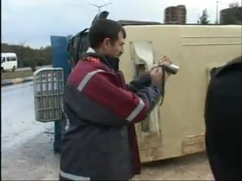 090112_GAZIANTEP_MINIBUS_DEVRILDI_HD