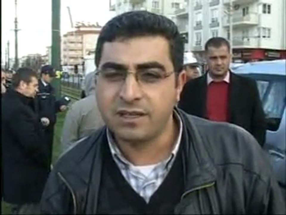 090112_GAZIANTEP_TAKLA_ATAN_ARAC_TRANVAY_HATTINA_GIRDI_HD