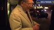 George Segal y Ernest Borgnine cenan en el restaurante Madeo