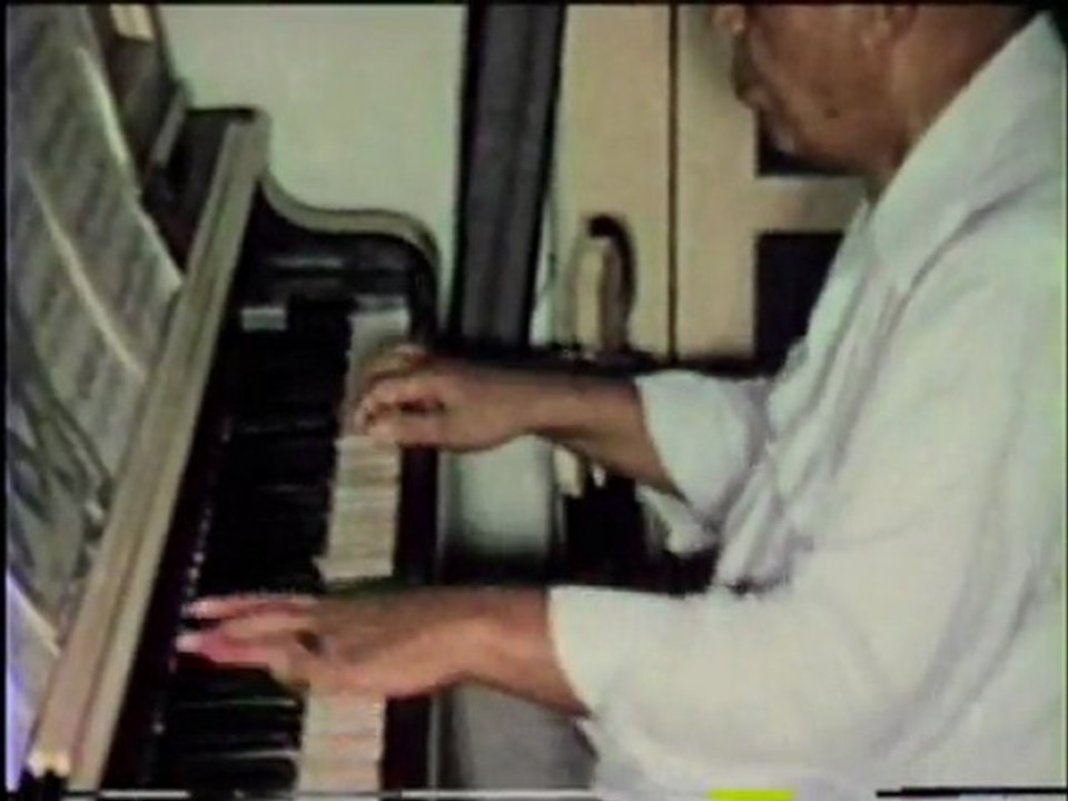 Manuel Manetta plays ragtime piano