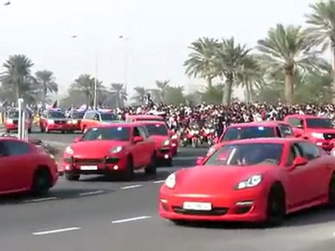 La police du Qatar défile en Porsche