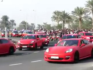 La police du Qatar défile en Porsche
