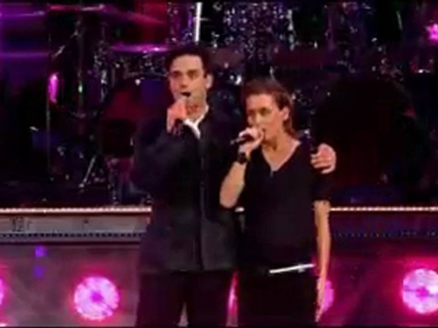 Robbie Williams - Back For Good - avec Mark Owen(concert Knebworth) - Vidéo  Dailymotion
