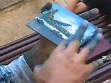 Artiste de rue peint avec ses doigts
