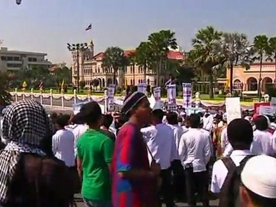 Thai Muslims protest over headscarves