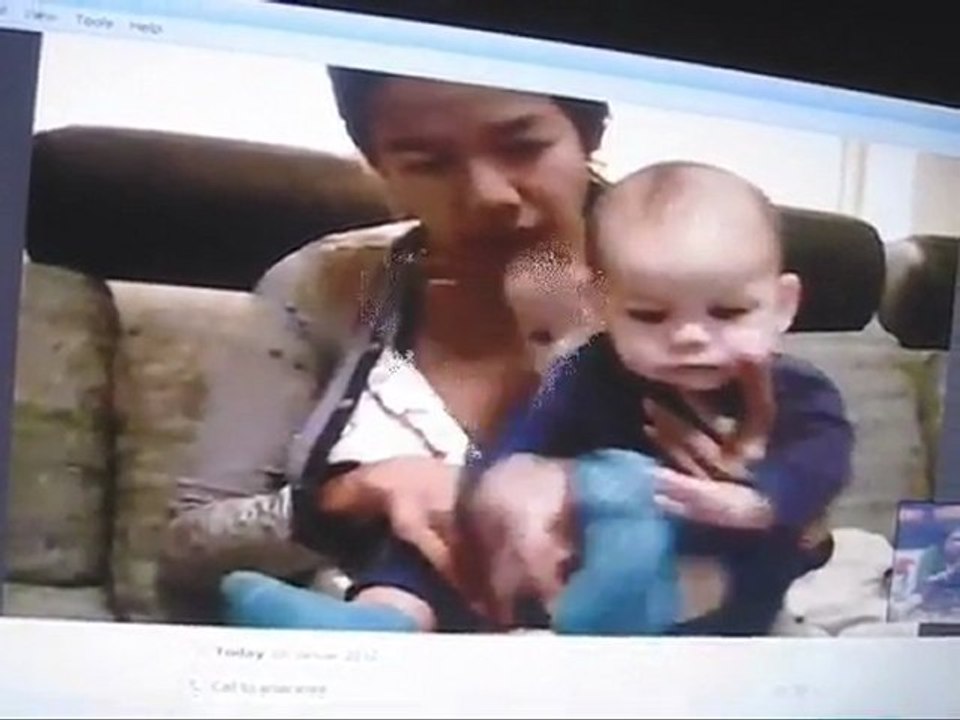 Alexander mok Olsen eating 10.01.02