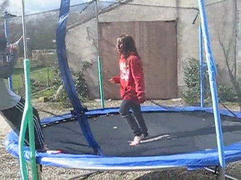 Mes petits enfants simulent une bagarre