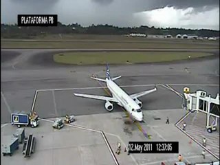 Foudre s'abat sur un avion au sol