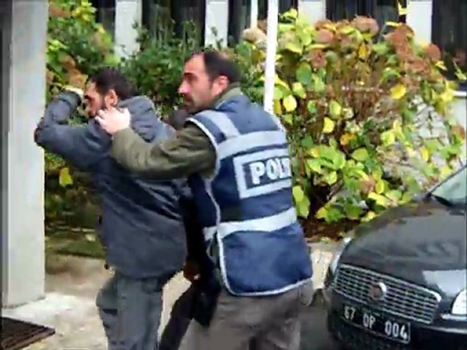 polislerin evini soyan hırsızlar