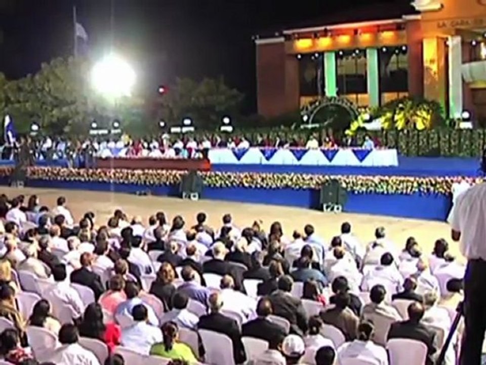 Ortega asume en presencia de Chávez y Ahmadinejad