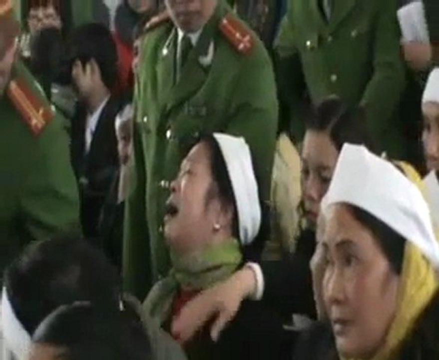 Clip người nhà nạn nhân khóc vật vã trong phiên tòa xét xử Lê Văn Luyện