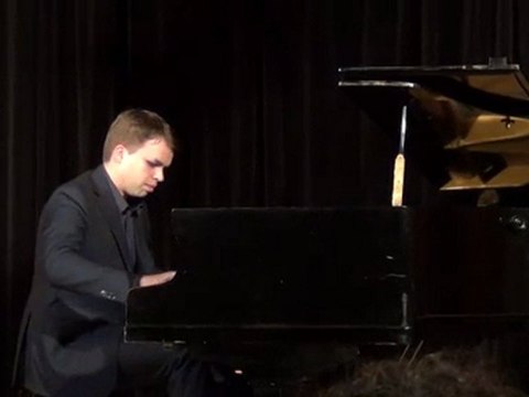 Играет на рояле