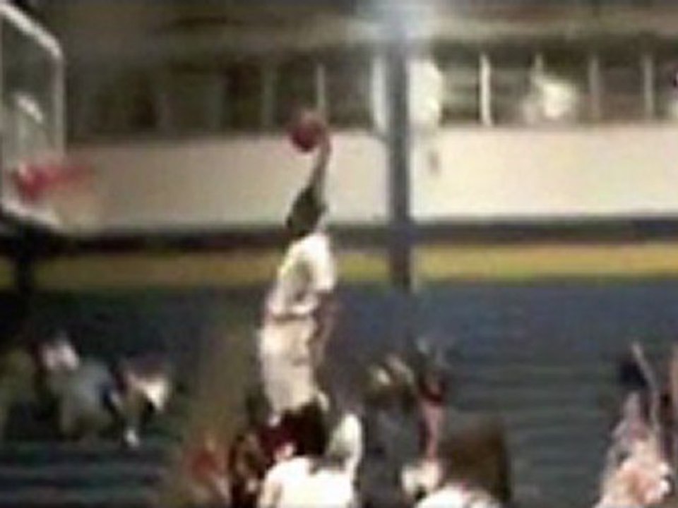 OMG!! Top-10 2013 hoops recruit throws down incredible fast break dunk over defender