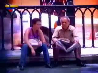 (Video) ¿El Imperio tropezando?: Hillary Clinton sufre violenta caída dentro de un avión