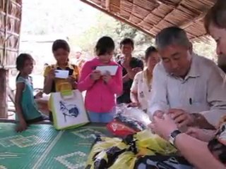échanges entre parrain français et famille cambodgienne parrainée.