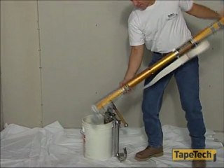 CHARGEMENT DE L'ENDUIT AVEC LA POMPE DANS BAZOOKA TAPETECH