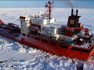 Alaska : un tanker russe piégé par la glace
