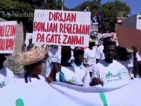 Уже 2 года гаитяне требуют жилья после землетрясения