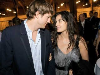 Ashton Kutcher Is Still Wearing His Wedding Ring - Hollywood News