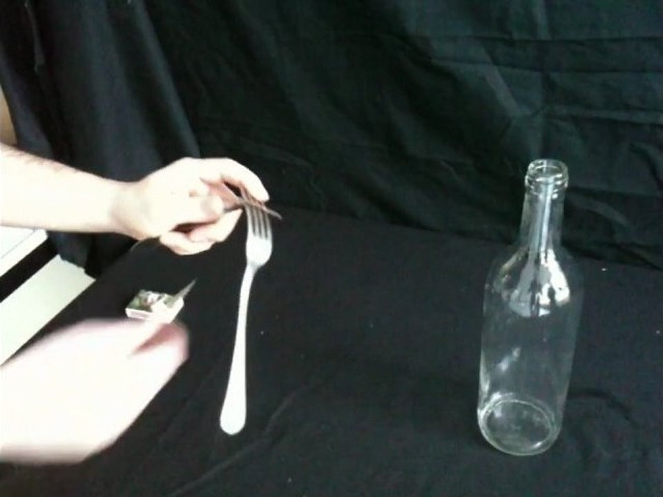 Petits Debrouillards - Expérience d'équlibre de deux fourchettes