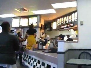 Une cliente énervée, saccage un McDonald's