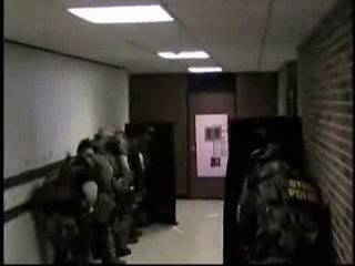 0472 - Régis à la SWAT fait une Big explosion