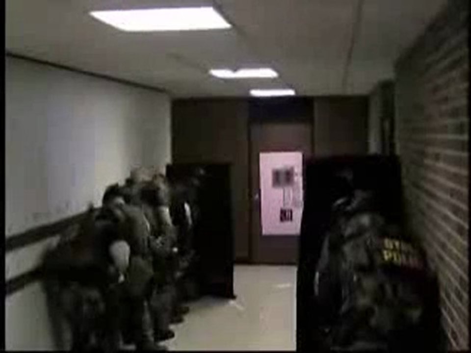 0472 - Régis à la SWAT fait une Big explosion