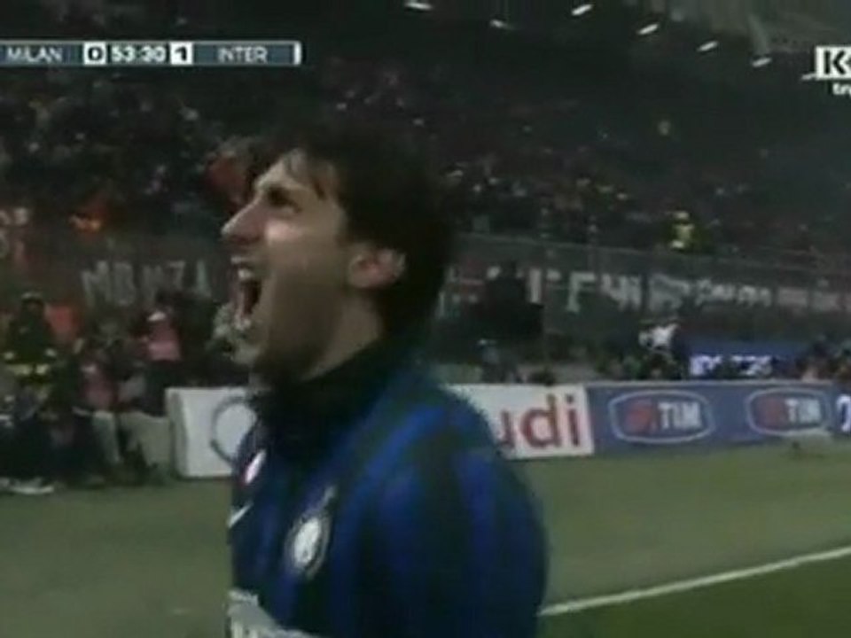 Bóng Đá + - Video clip - Diego Milito dứt điểm lạnh lùng mở tỷ số trận đấu (LIVE- AC Milan 0-1 Inter)