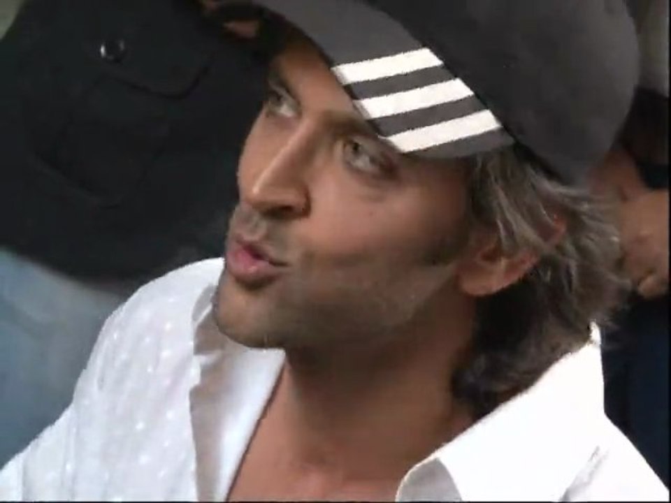 Hrithik Roshan Wishes For Everyone's Good Health - Bollywood News