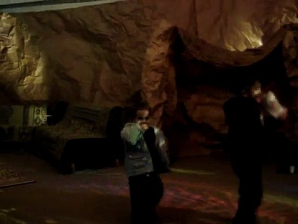 Anaël danse "Merry Christmas"