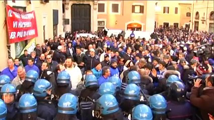 Roma - Scontri a Montecitorio dopo il voto su Cosentino