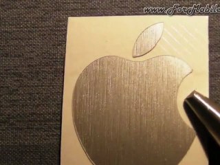 Skin iPhone 4-4S di Anycast Solutions e 3M viste in macro - Carbonio, Fluorescente e Legno