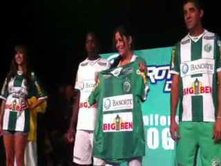 Η Λαρίσα Ρικέλμε παρουσιάζει τη νέα φανέλα