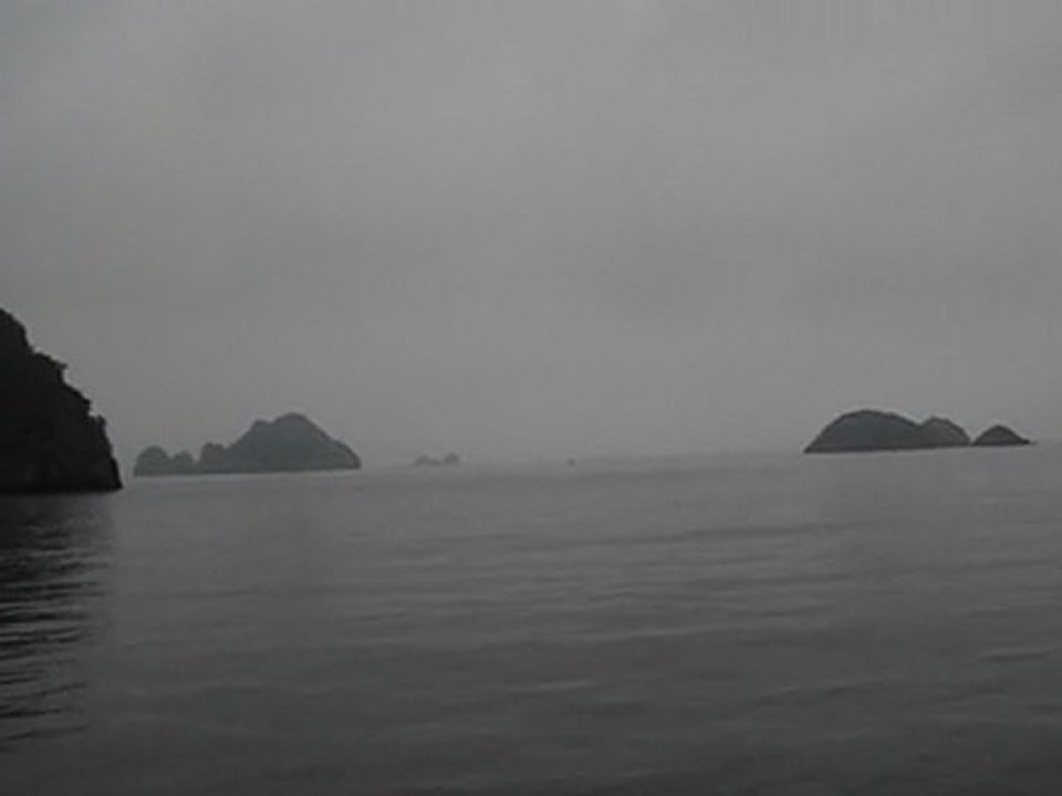 VIETNAM.Baie d'Along;premières images.