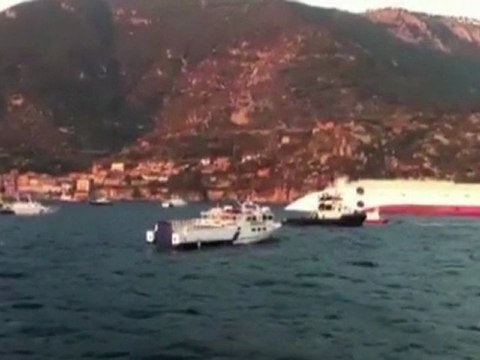 Le navire de croisière Costa Concordia s'échoue en Italie
