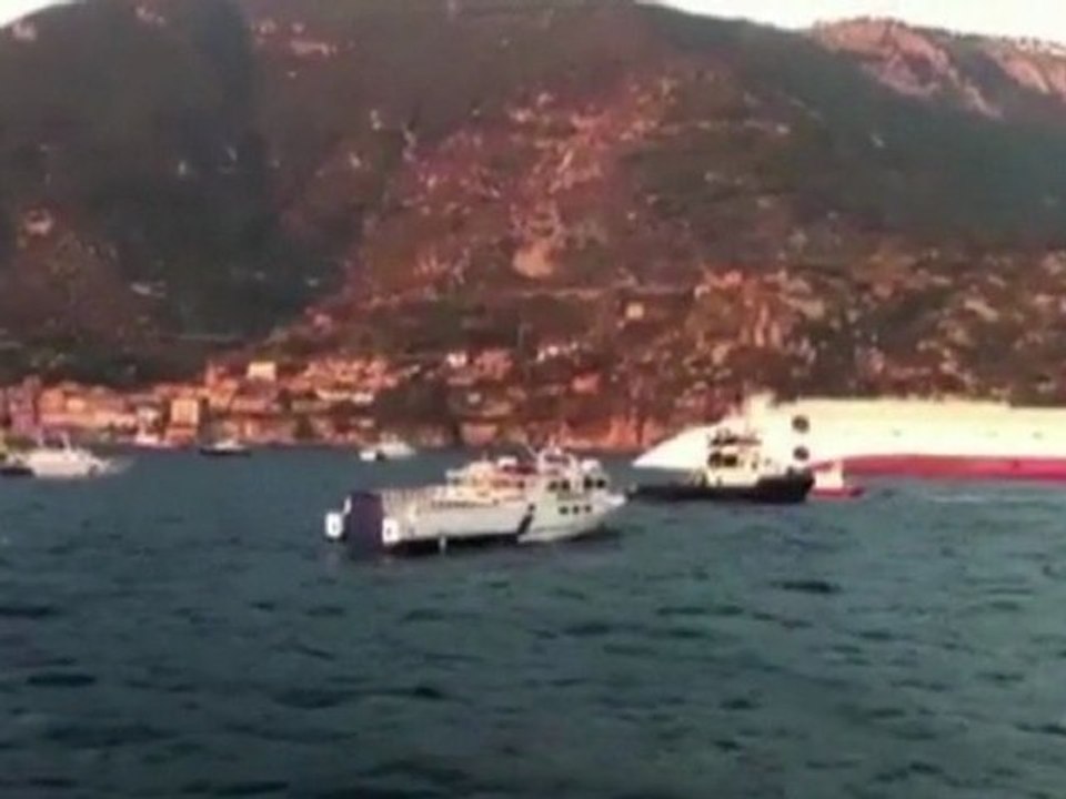 Le navire de croisière "Costa Concordia" s'échoue en Italie