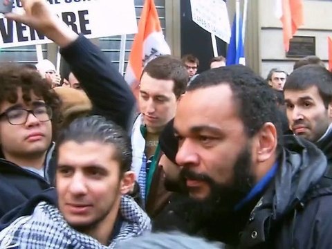 Manifestation E&R_ Qatar : NON aux fauteurs de guerre ! _Paris-décembre 2011_ Partie 2