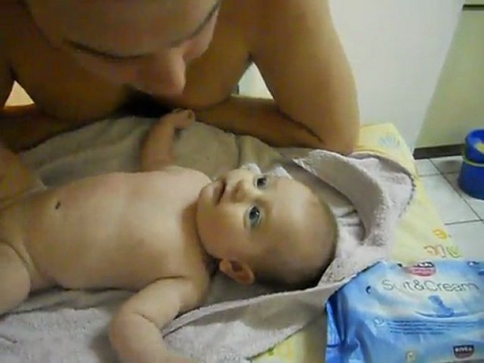 Bebe raconte a son papa!