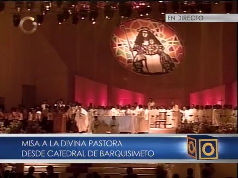 Feligreses reciben la Comunión en Misa de la Divina Pastora