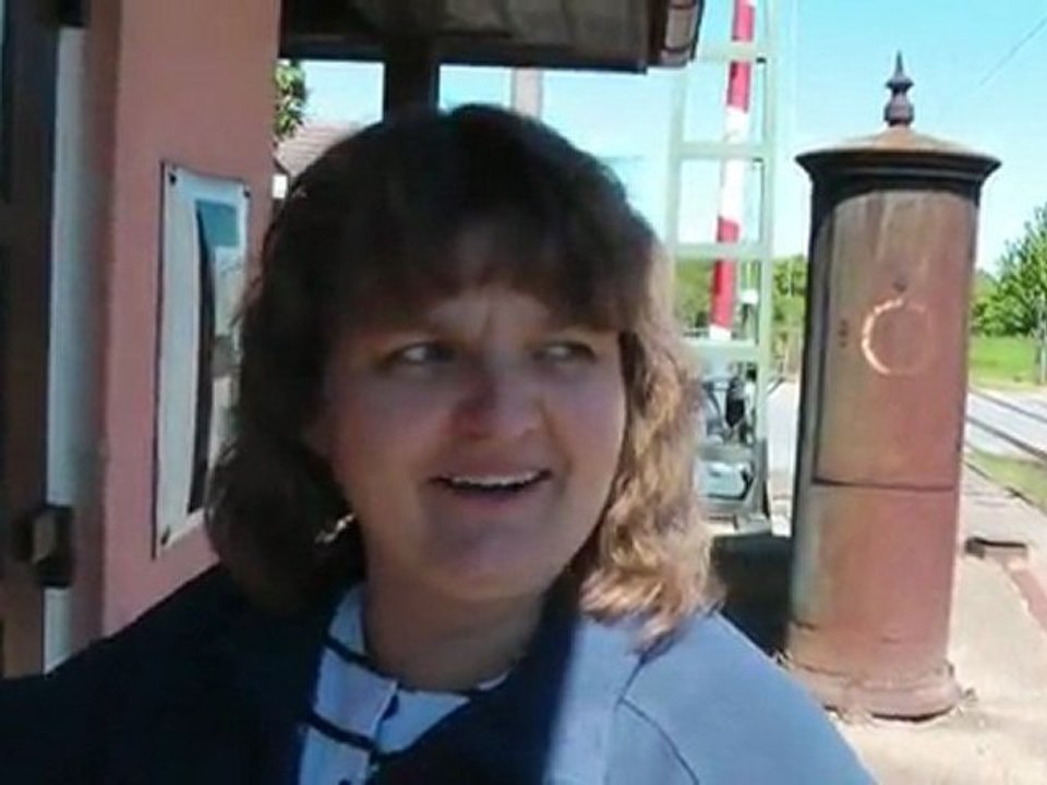 An der Kurbel, die Schrankerwärterin von Demmin