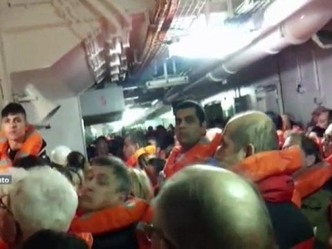 Sur ce film amateur tourné après le choc, l'évacuation du navire est sur le point de commencer