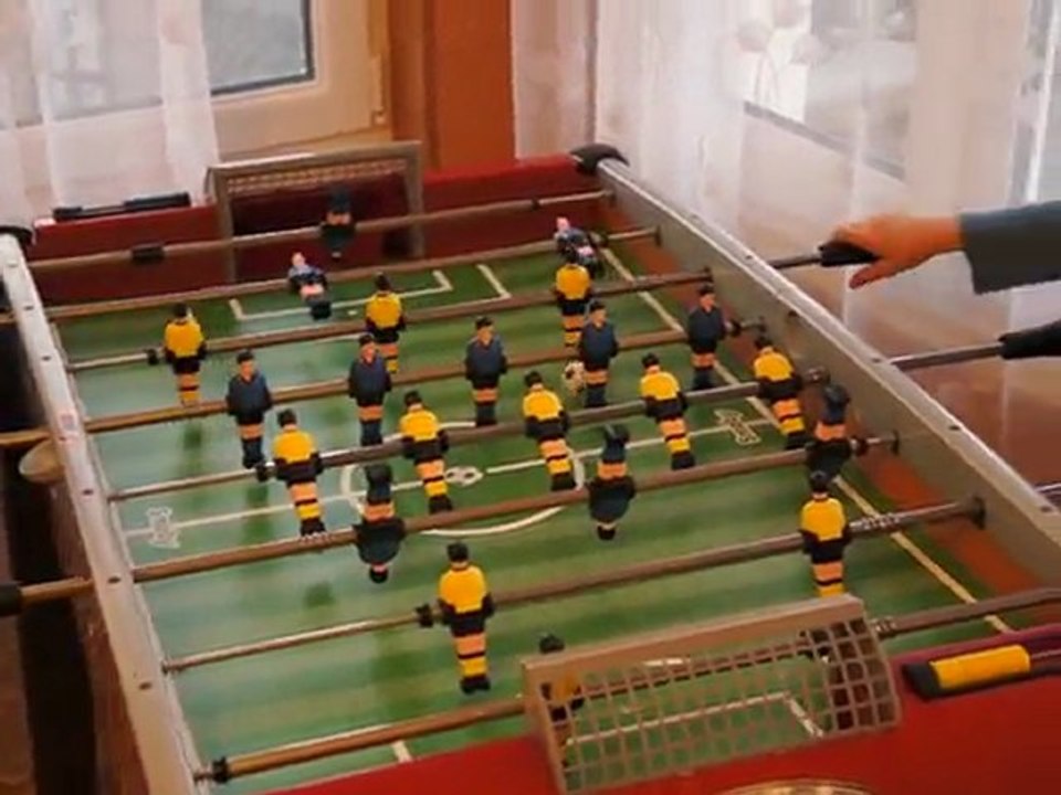 Clément joue au baby foot, avec Antoine