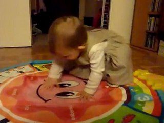 Rosalie danse sur le tapis musical