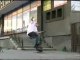 0477 - Skateur retombe assis sur son skate