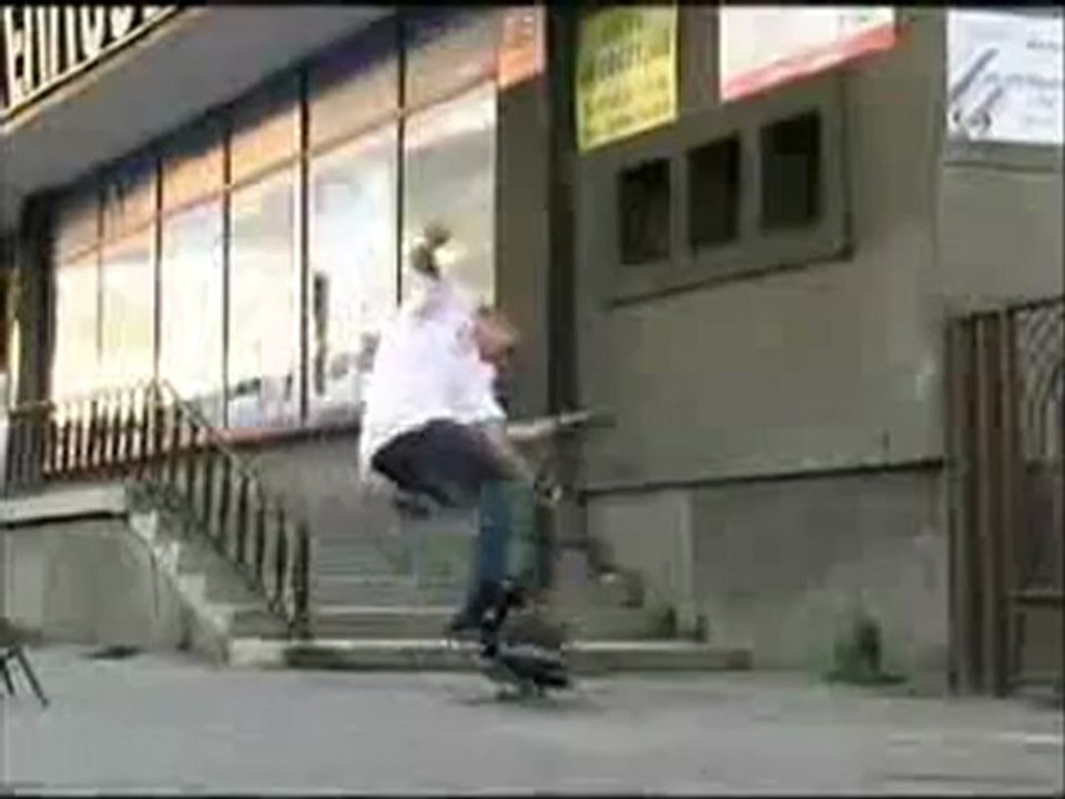 0477 - Skateur retombe assis sur son skate