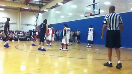 Με ύψος 2.37 και παίζει στο γυμνάσιο