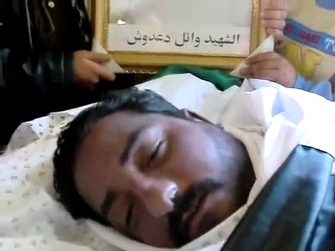 فري برس معرة النعمان جثمان الشهيد وائل دعدوش 3 12 2011