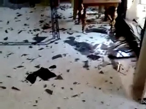 فري برس حمص الخالدية اصابة احد المنازل بقذيفة مسمارية 4 12 2011