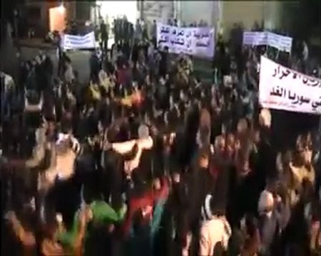 فري برس حمص مسائية حي الخالدية رغم الحصار والنار قبل دخول الأمن وتفريق المظاهرة 4 12 2011